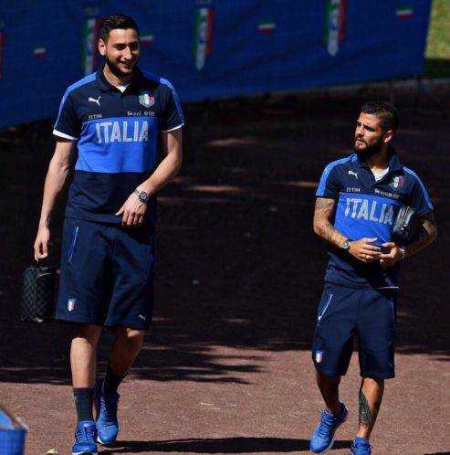 巴萨时期队友同框，梅西站在高大的伊布身旁，宛如需要仰望巨人的顽童，画面极具反差萌