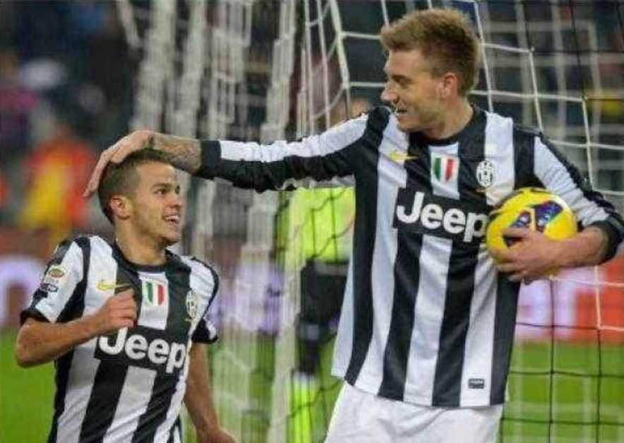 法国球员瓦尔布埃纳主罚角球时，因拍摄角度问题，其身高与一旁的角旗杆几乎平齐，场面非常滑稽