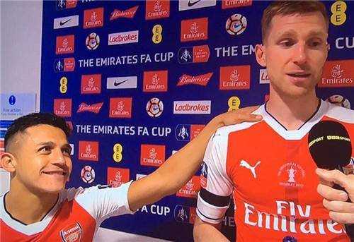 赛场上，一位明显高出其他球员一头的球员正在控球，周围的防守队员即使跳起也显得矮小，形成鲜明的高度对比