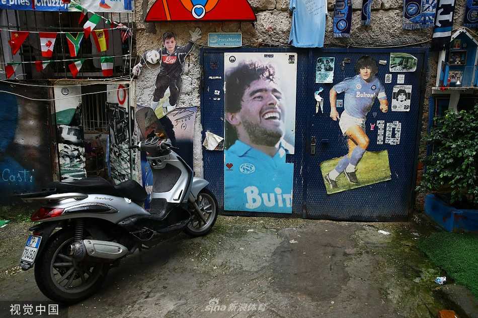 那不勒斯球员在进球后集体奔向场边，手指向天空，将这个重要的时刻献给已故的传奇，他们的庆祝动作统一而有力，充满了传承的使命感。