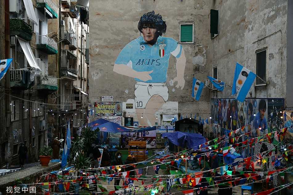 看台上浩瀚的球迷人海中，数面巨大的马拉多纳画像被高高举起，在明亮的灯光下，他微笑的面容俯视着整座球场，宛若从未离开。