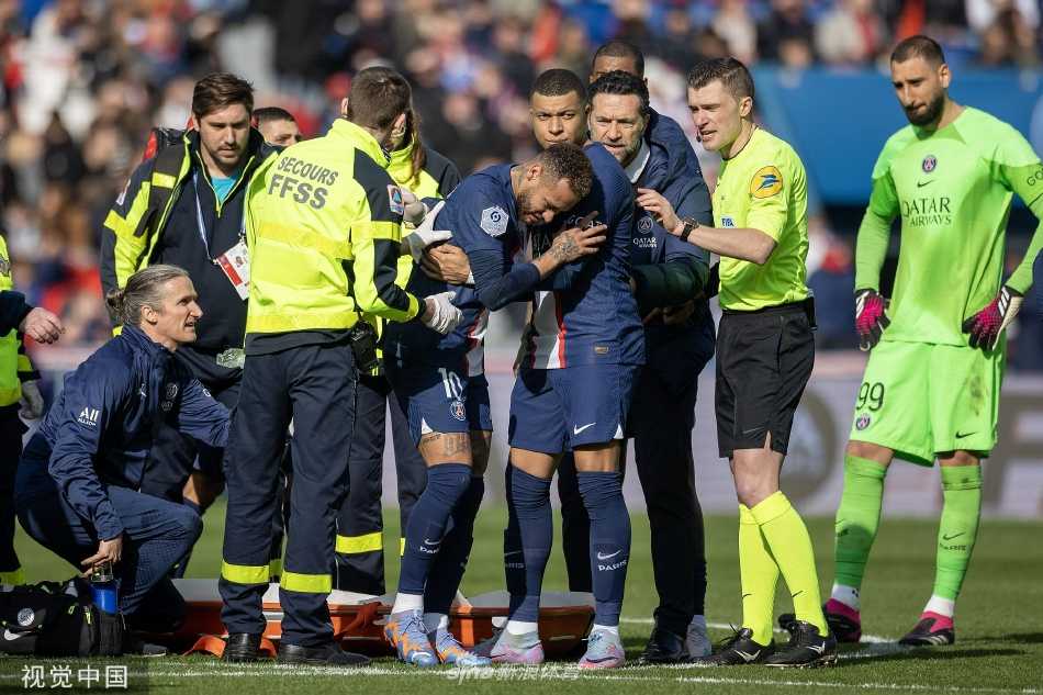 队医与工作人员用担架将内马尔缓缓抬离绿茵场，他仰面望向天空，王子公园球场的灯光在他眼中闪烁，这一刻世界仿佛寂静。