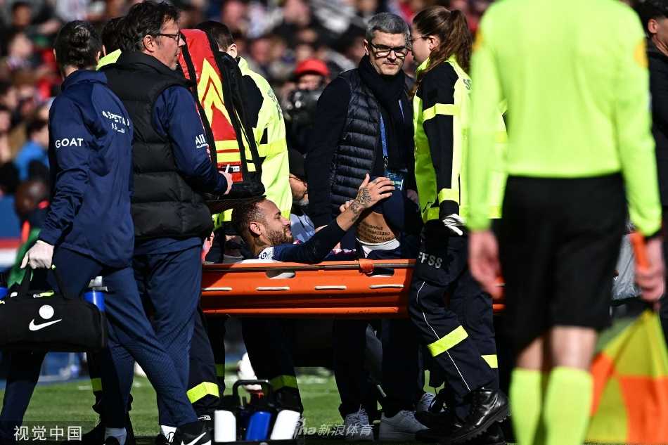 内马尔在巴黎圣日耳曼对阵里尔的比赛中痛苦倒地，右手紧紧捂住遭受重创的右脚踝，脸上写满了痛苦与不甘。