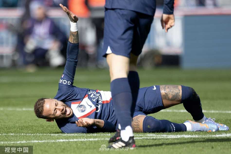 手术前，内马尔与三位主刀医生在阿斯佩塔尔医院并肩合影，他身穿便服，面带沉稳而坚定的微笑，展现出对即将到来挑战的积极态度。