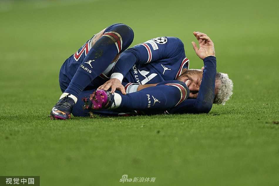  envision：画面中，伤愈复出的内马尔在万众瞩目下重新踏上王子公园球场的草皮，他俯身深情亲吻队徽，身后是照耀着他的辉煌灯光与无数期待的目光。