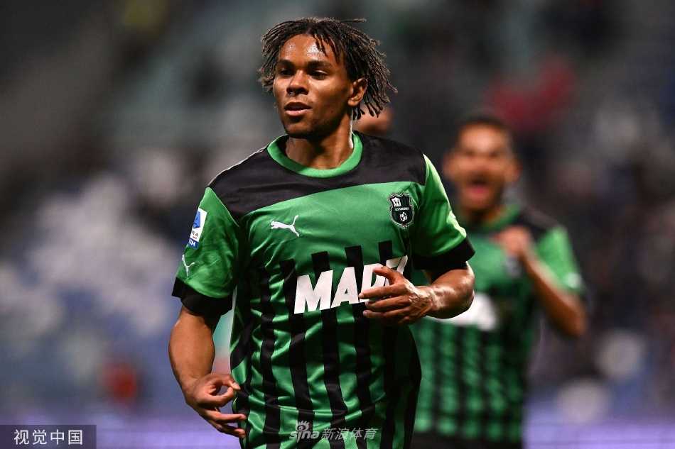 萨索洛球员激情庆祝首开纪录，张开双臂拥抱主场山呼海啸般的欢呼。