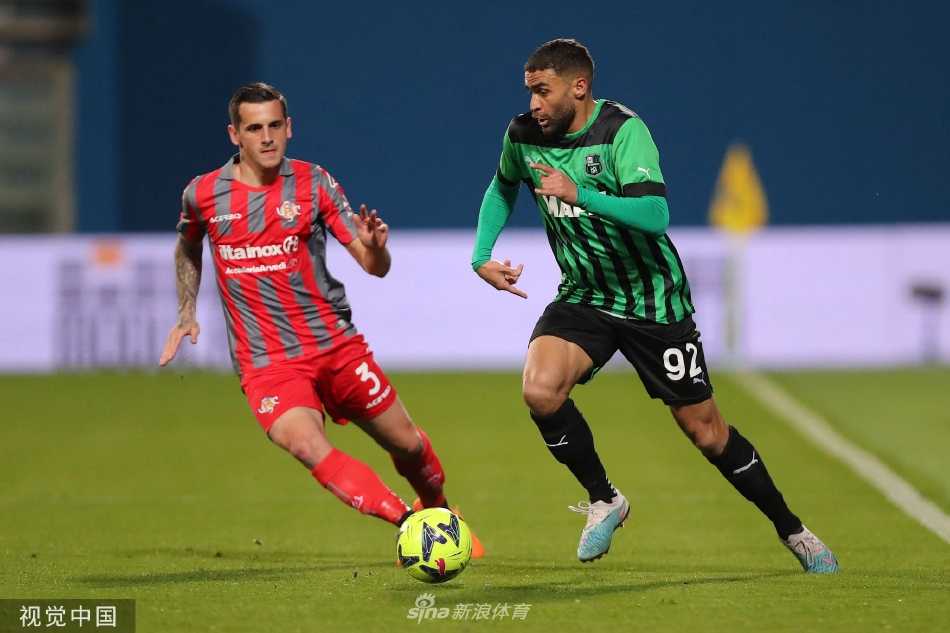 克雷莫内塞球员最后时刻头球破门，瞬间点燃客队看台微弱的希望之光。