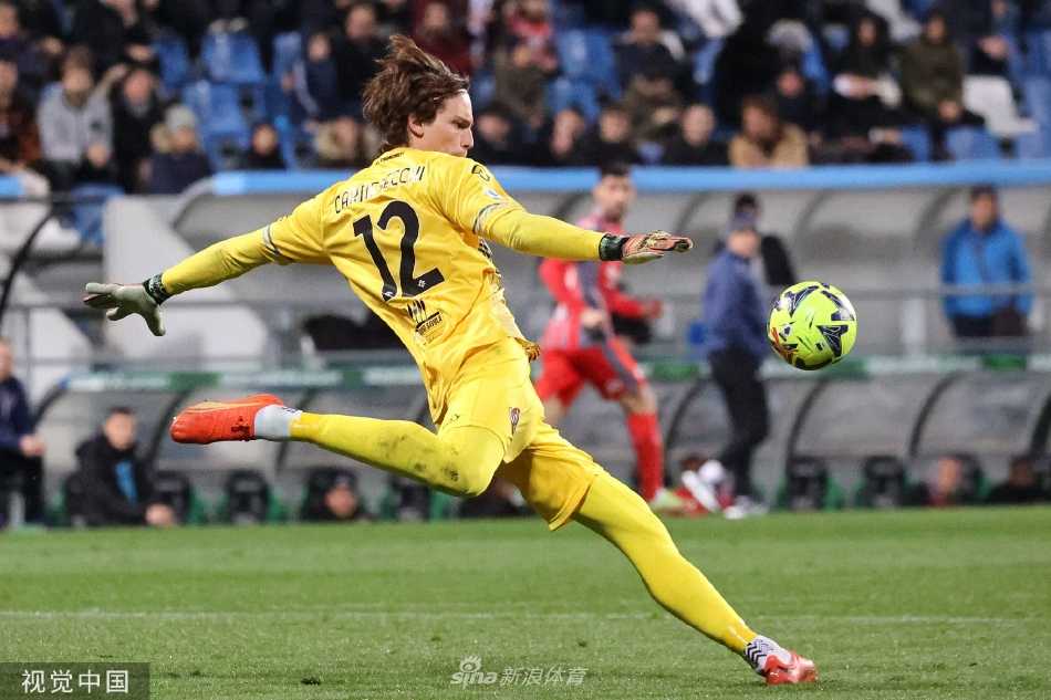 萨索洛球员高高跃起头球攻门，身体舒展如弓，彰显绝对制空权。