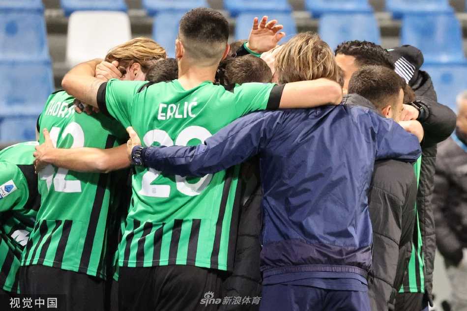 克雷莫内塞球员扳平比分后紧握双拳怒吼，眼神中充满不屈的火焰。