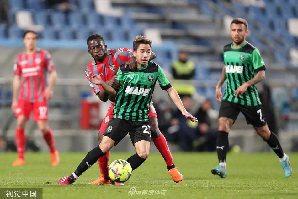 萨索洛门将飞身扑救，身体极致伸展，犹如一道守护最后防线的闪电。