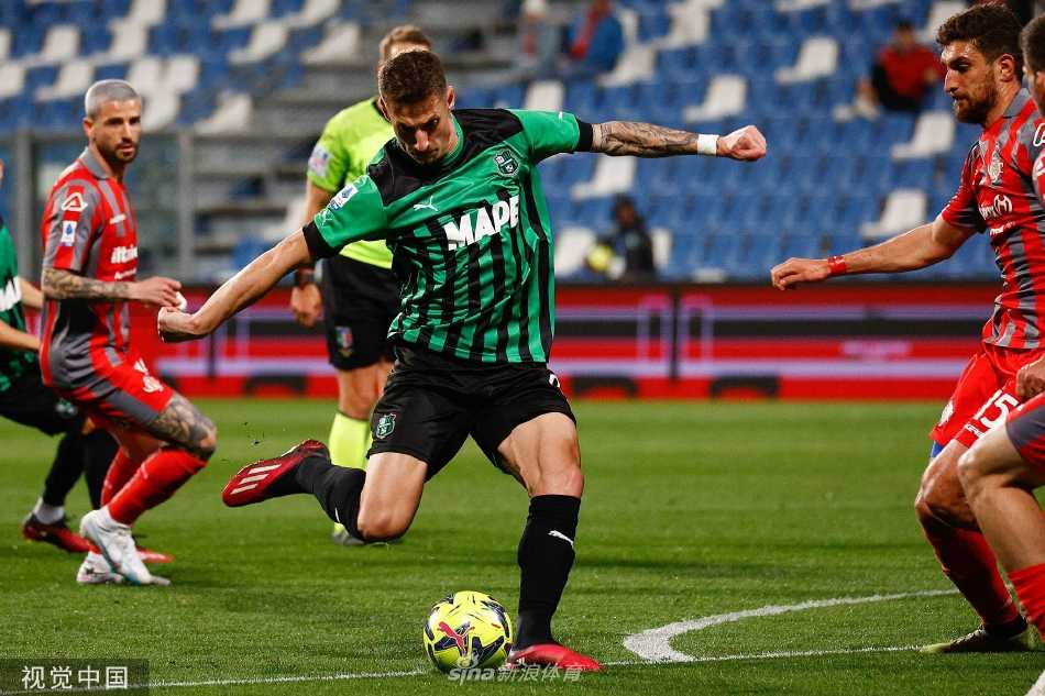 终场哨响，萨索洛球员相拥庆祝胜利，汗水和笑容交织成最动人的画面。