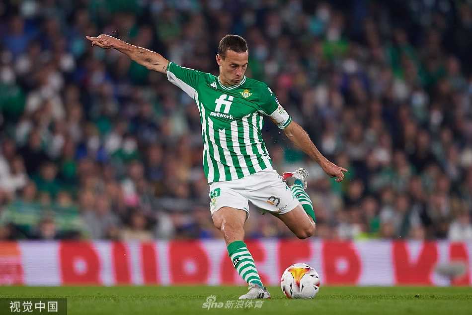 贝蒂斯前锋在多名防守队员包夹中灵巧突破，如蝴蝶穿花般寻找射门空间