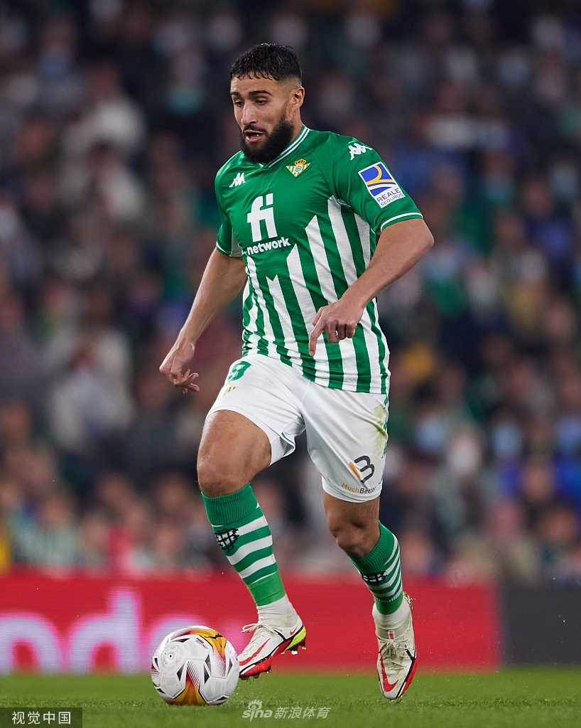 马略卡门将飞身鱼跃，单掌托出势在必进的劲射，上演门线前的英雄时刻