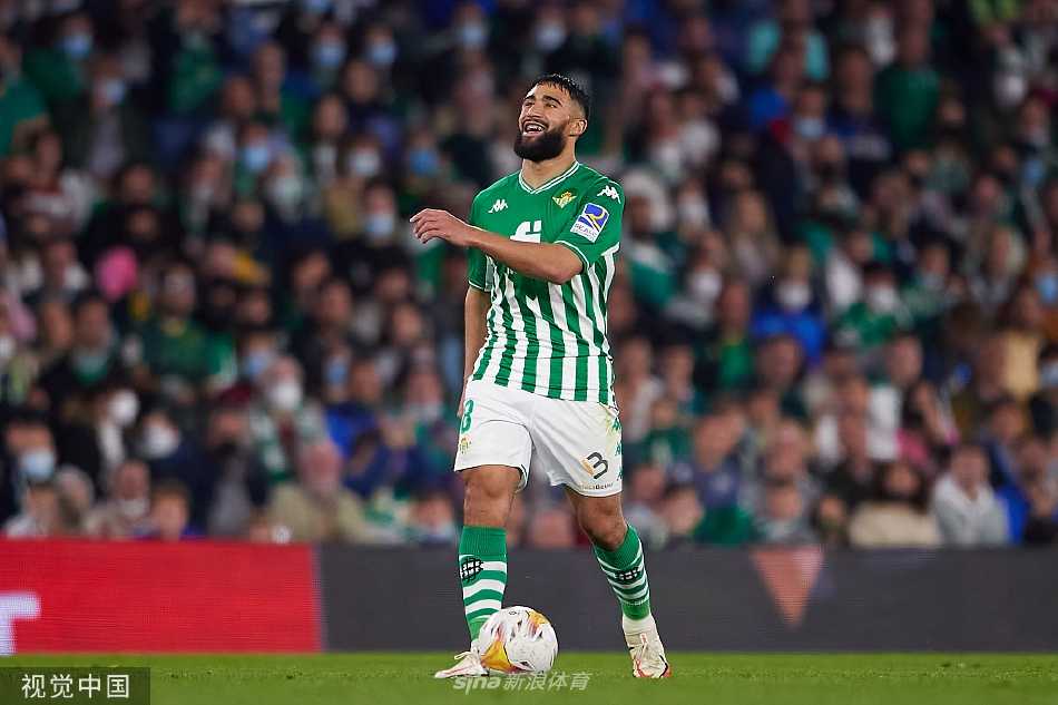 贝蒂斯球员激情相拥庆祝进球，绿色战袍在阳光下汇聚成胜利的海洋