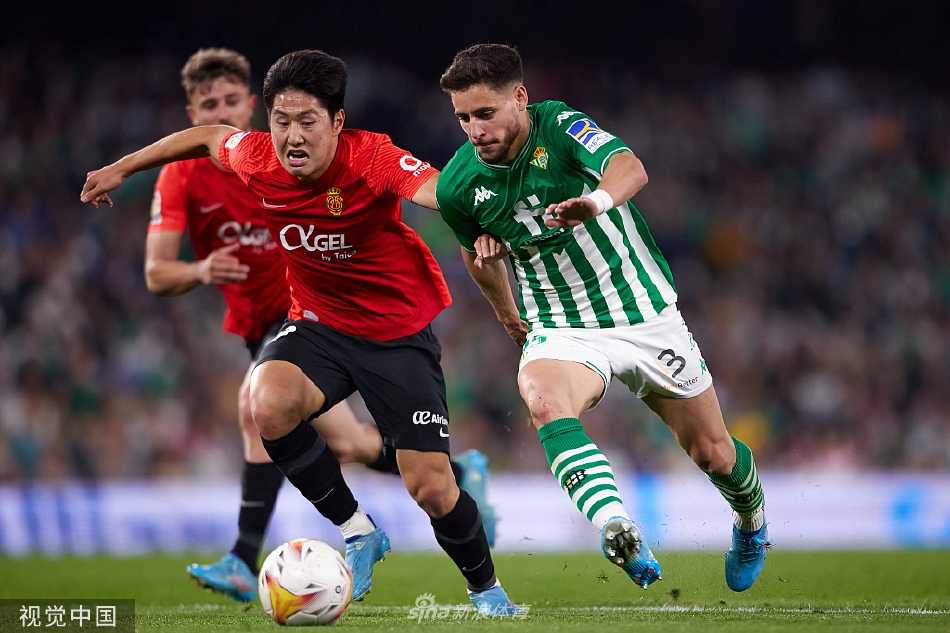 马略卡后卫高高跃起，力压进攻球员，以一记精准的头槌将球解围出危险区域