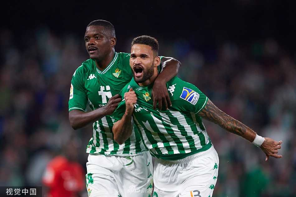 贝蒂斯核心球员带球推进，眼神坚定地望向对方球门，策动新一轮攻势