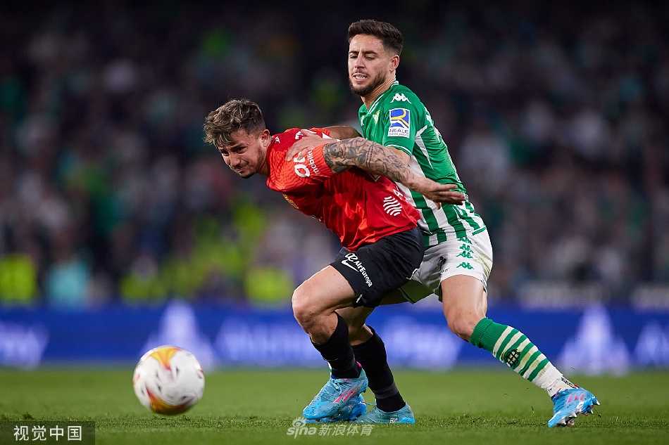 双方中场球员展开激烈拼抢，如同两位角力士在绿茵场上争夺控制权