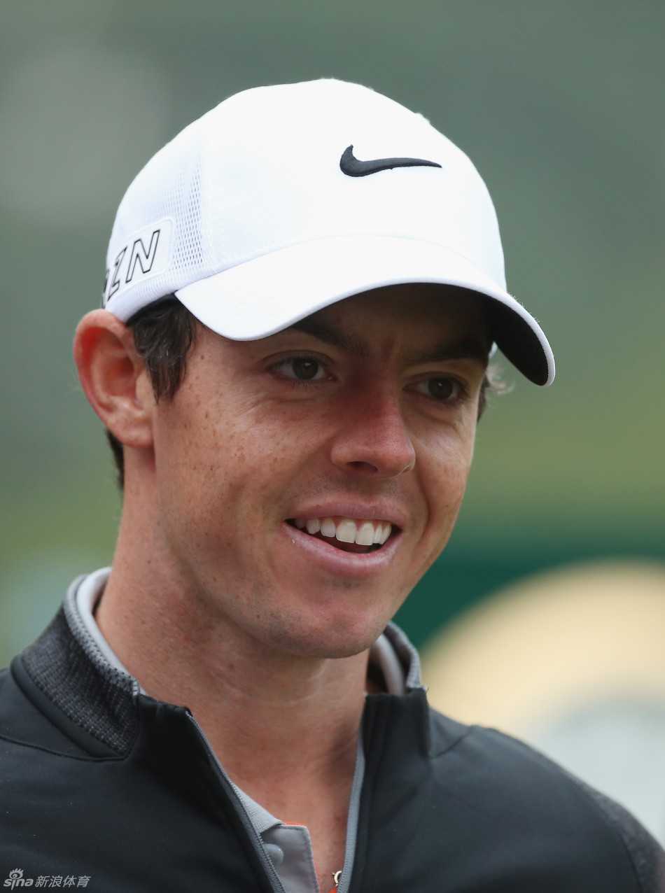 乔丹·斯皮思在果岭上全神贯注地推杆，身体微微前倾，目光如炬锁定了数英尺外的球洞。