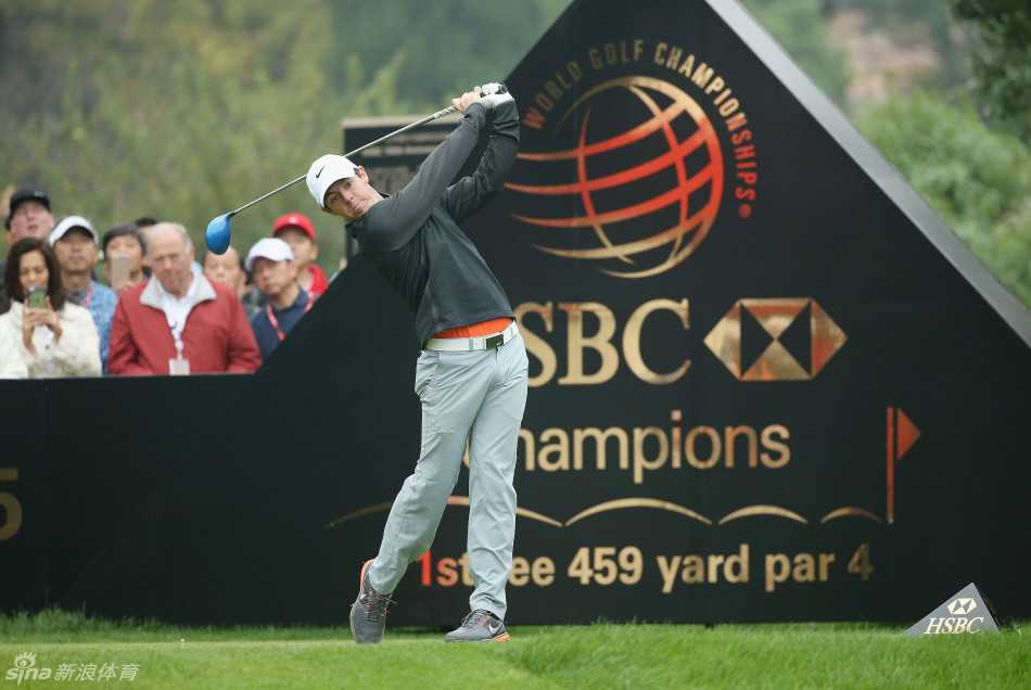 罗里·麦克罗伊与球童并肩而立，相视而笑，清晨的光影为他们的轮廓镀上了一层金边。