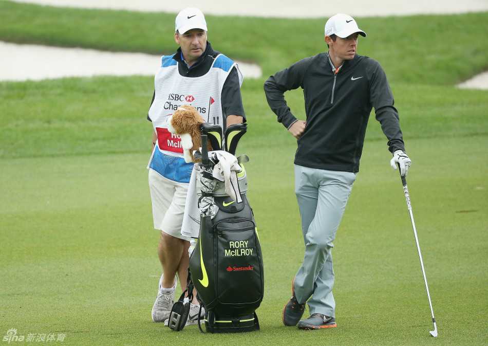 乔丹·斯皮思在成功开球后，脸上洋溢着灿烂而纯净的笑容，仿佛赢得了整个世界。