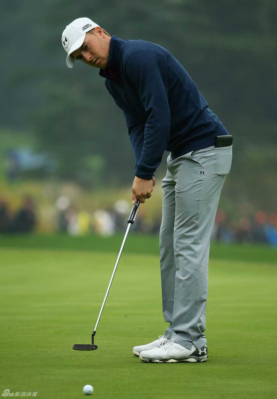 巴巴·沃森全力开球的瞬间，身体剧烈扭转，球杆挥出一道充满力量的完美弧线。