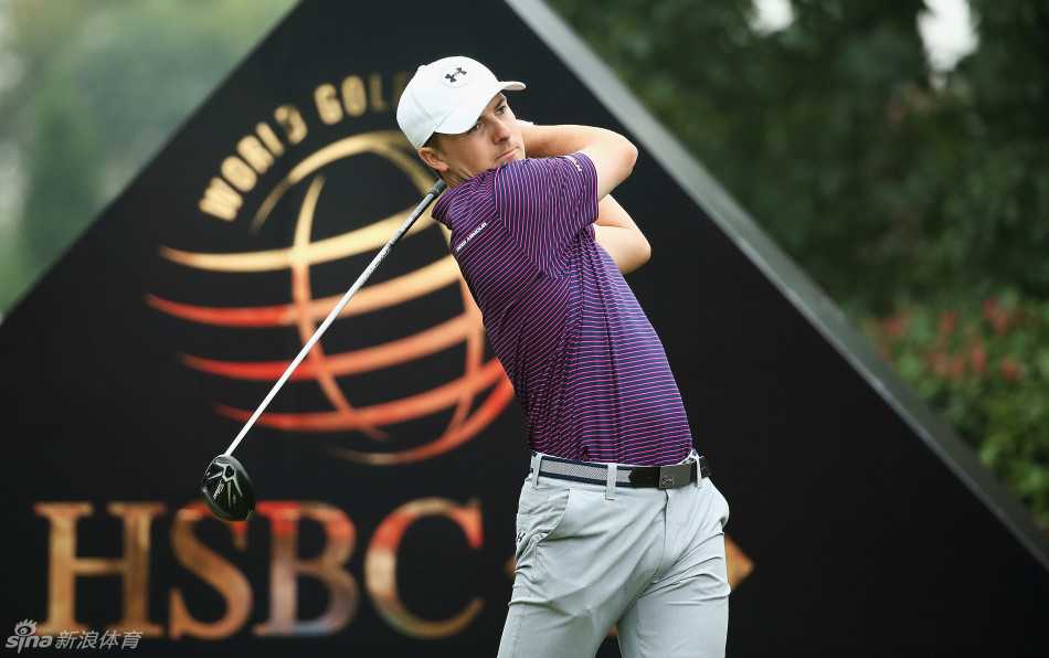 麦克罗伊在开球前露出从容自信的微笑，眼神中闪烁着对比赛的期待与掌控感。