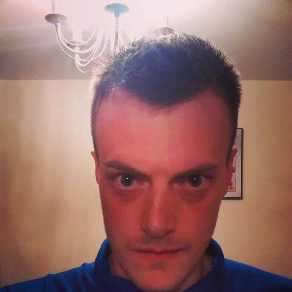 阳光洒在这位面带微笑的男孩脸上，他清澈的眼神和标志性的灿烂笑容，仿佛是“大空翼”原型、日本球星中田英寿年轻时的翻版