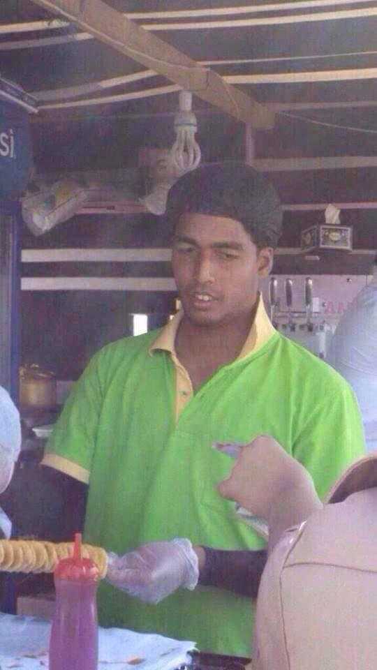 这位戴眼镜的斯文男士，抿嘴微笑的瞬间，竟与葡萄牙巨星克里斯蒂亚诺·罗纳尔多在场下接受采访时标志性的表情如出一辙