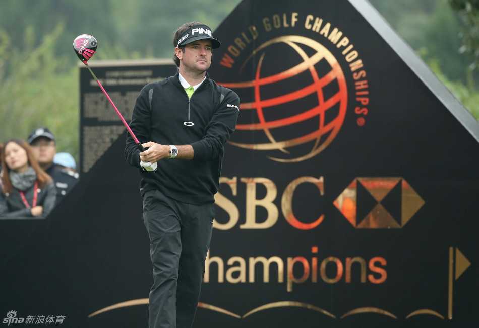 罗斯·费舍尔在球道上沉稳挥杆，动作流畅而平衡，展现出经典高尔夫击球的优雅风度。