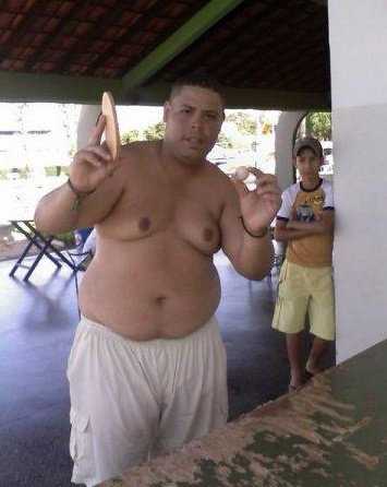 一位神情专注的路人大哥，他深邃的眼神和硬朗的轮廓，让人瞬间联想到在球场上指挥若定的“罗马王子”弗朗西斯科·托蒂