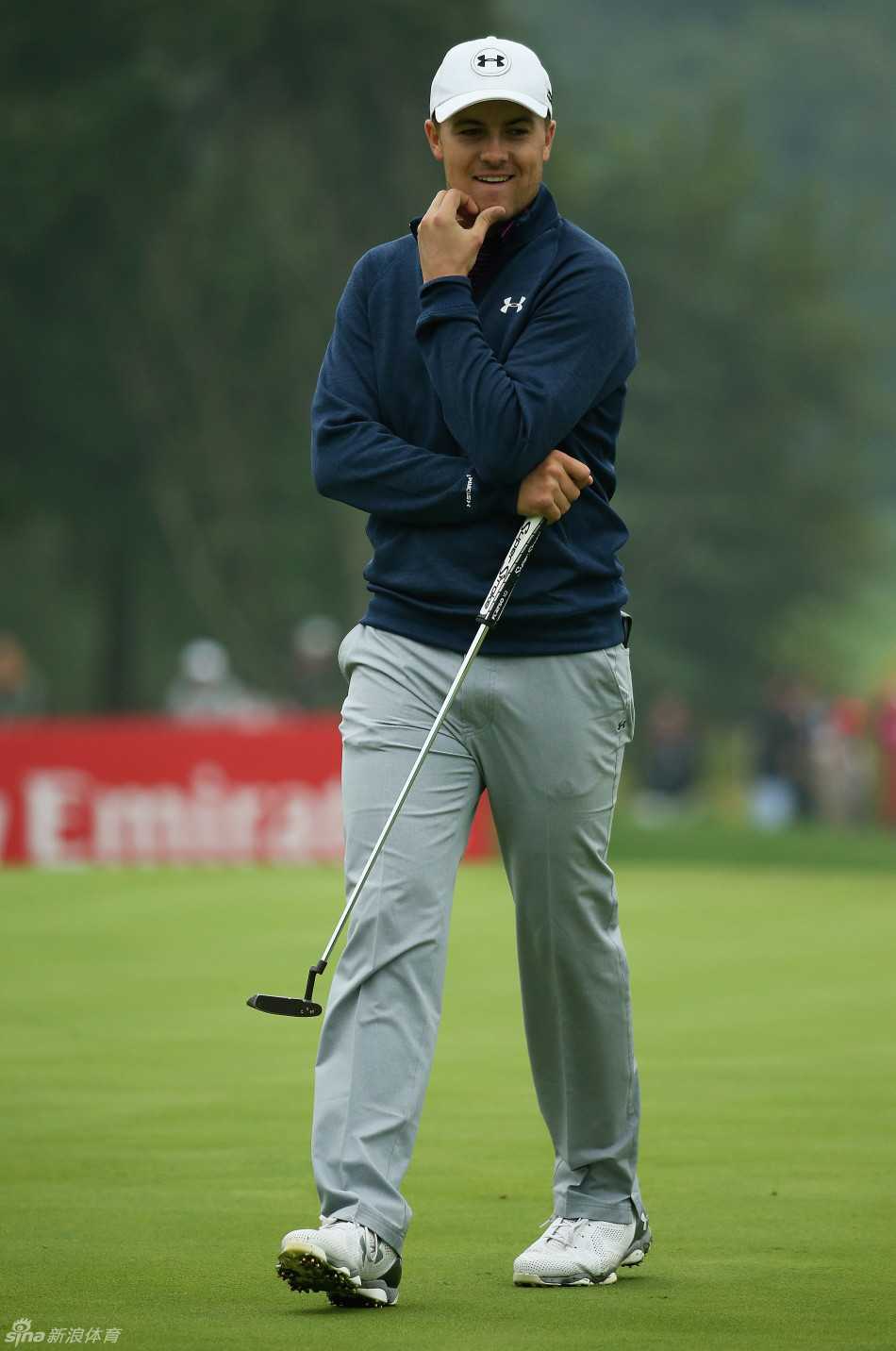 托比约·奥利森表情极度专注，眼神紧紧锁定高尔夫球，仿佛正在与球场进行一场无声的对话。