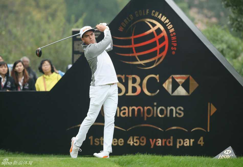 凯文·基斯纳在比赛中观察球路，神态沉稳，展现出经验丰富球员的冷静与谋略。