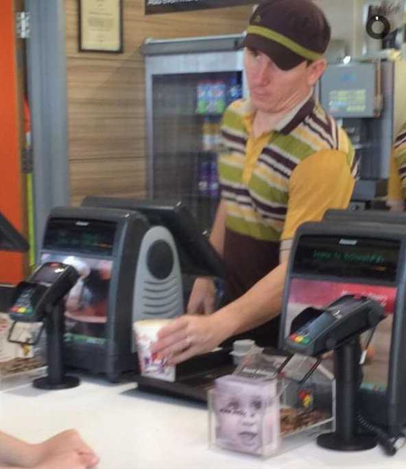 镜头前这位神情酷肖“小罗”罗纳尔迪尼奥的男孩，他那标志性的龅牙和极具感染力的坏笑，仿佛把桑巴足球的快乐带到了寻常巷陌