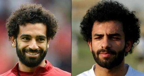 在校园操场上奔跑的少年，他飘逸的长发和奔跑的姿态，仿佛让人看到了年轻时的“追风少年”迈克尔·欧文