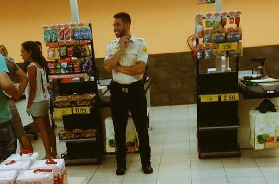 公园里一位正在沉思的大爷，他花白的头发和充满故事感的面容，竟与德国“足球皇帝”弗朗茨·贝肯鲍尔的经典形象神秘重合