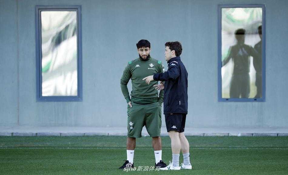 汗水在阳光下闪闪发光，一名贝蒂斯球星正在进行个人技术打磨，他脚下的皮球仿佛被施了魔法般听话，每一个动作都在向外界宣告：我们已经准备好了，梅斯塔利亚球场见真章！