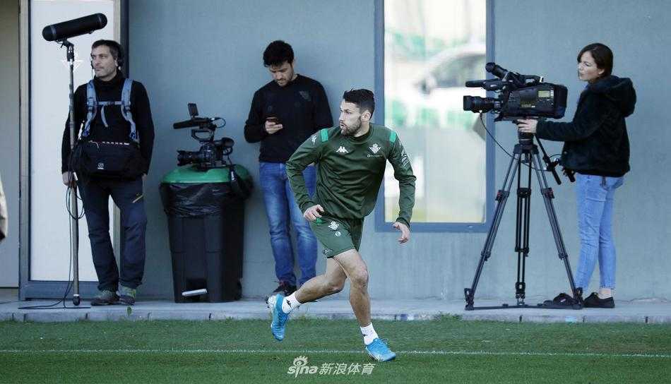 在安达卢西亚的阳光下，皇家贝蒂斯将士们正在进行高强度的有球训练，每一脚传球都充满了战斗的欲望，草皮在球员们的踩踏下翻飞，仿佛也在为即将到来的激战预热。