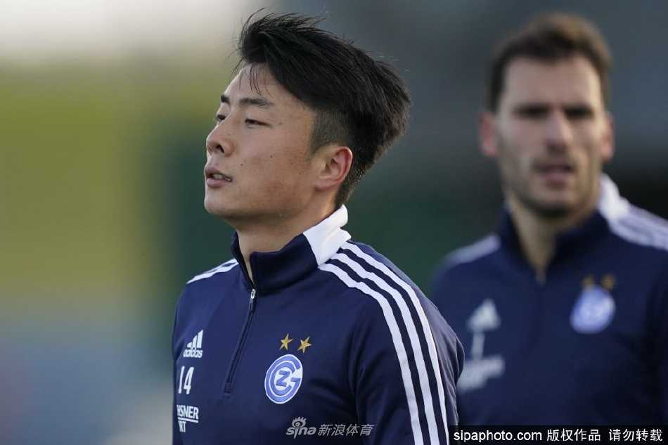 李磊在比赛中积极拼抢后瞬间倒地，表情痛苦手捂伤处