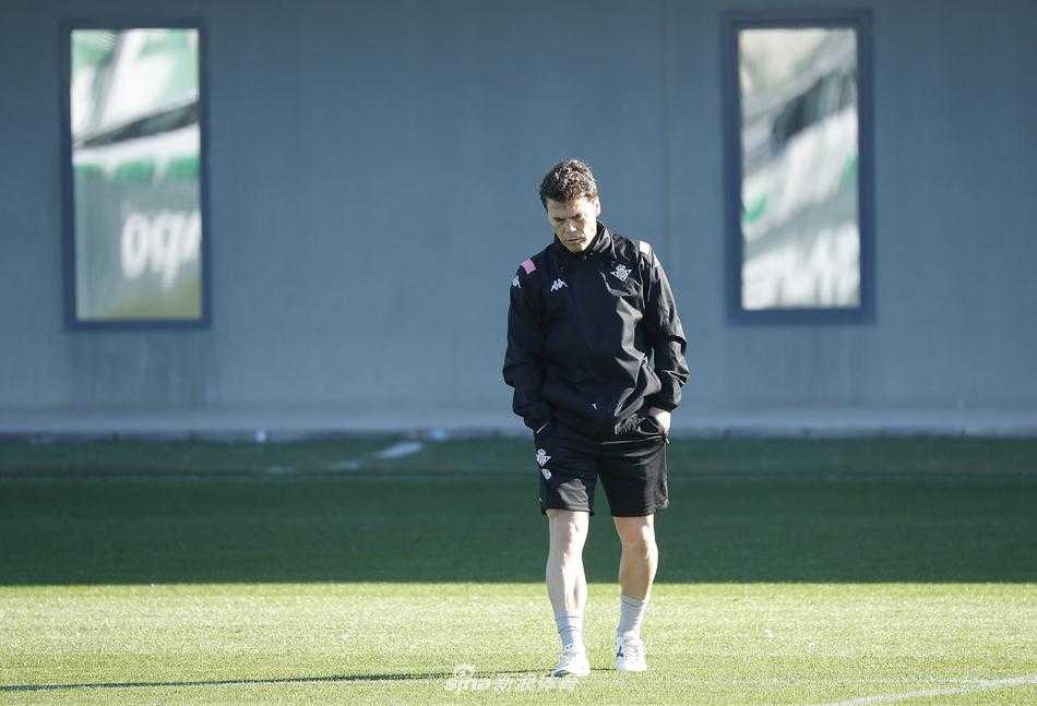 训练场上，一名贝蒂斯球员正全神贯注地进行抢圈练习，他的眼神紧紧锁定滚动的足球，周围的队友则形成包围圈，这一刻时间仿佛静止，只剩下战术纪律与本能反应的激烈碰撞。