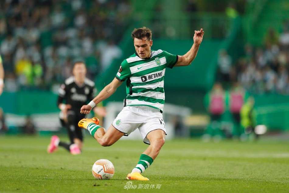 乌加特在体检中心手持巴黎球衣，眼神坚定地望向镜头，全新征程就此开启