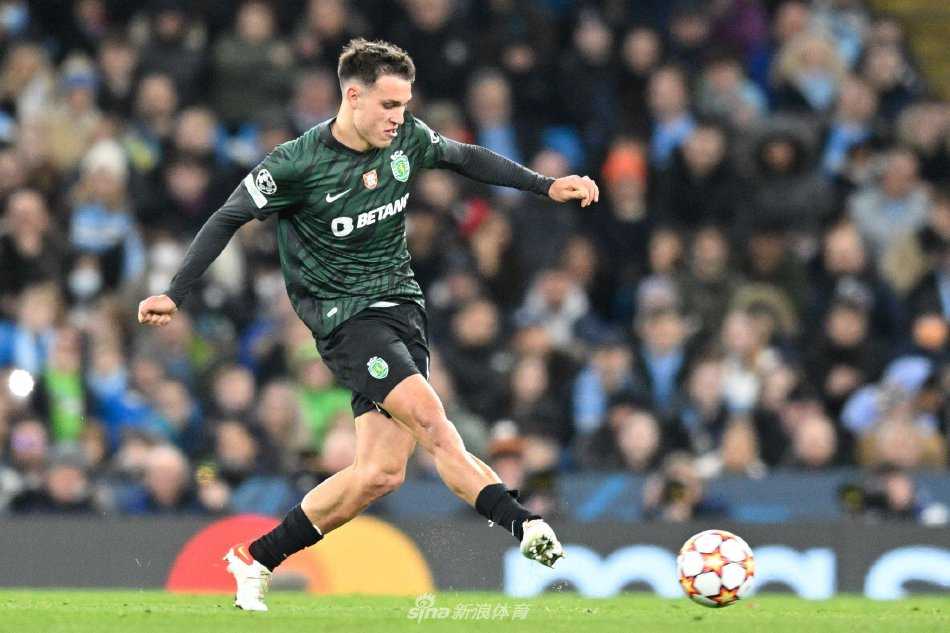 身披巴黎圣日耳曼训练服的乌加特在绿茵场上全速奔跑，充满活力