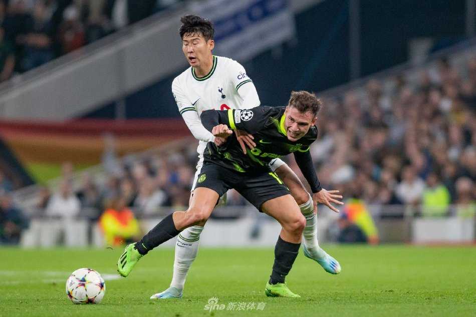 乌加特在巴黎圣日耳曼的队徽前凝神伫立，肩负起为豪门效力的荣耀与责任