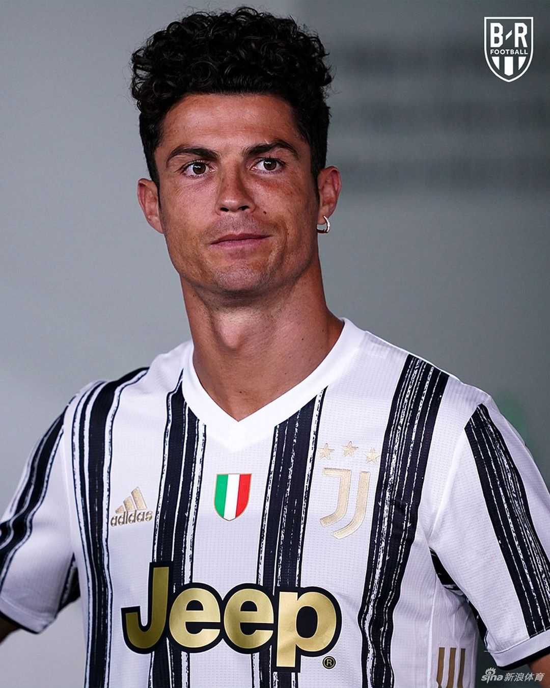 尤文图斯新赛季球衣整体采用了深邃的星空蓝为底色，袖口处仿佛画家随性挥洒的白色手绘条纹，为这件简约的战袍注入了不羁的艺术气息与灵动感。