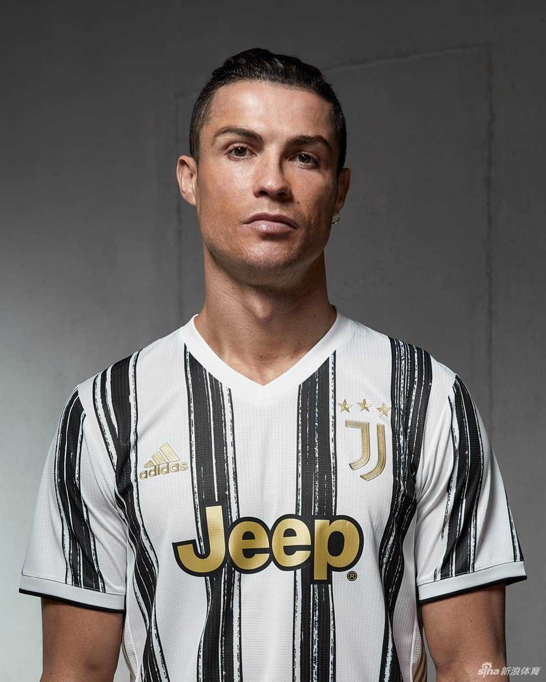 AC米兰新赛季主场球衣延续了标志性的红黑剑条魂，仔细看，在剑条之间镶嵌着源自米兰大教堂地砖的精美暗纹，让这件经典战袍在细节处尽显深厚的文化底蕴。