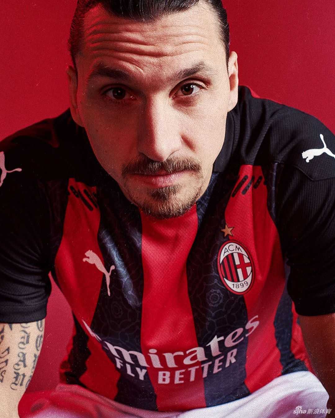 国际米兰新赛季球衣散发着经典的蓝黑蛇精灵气质，平整的肩部线条和合身的剪裁，让整件球衣看起来充满现代感与竞技体育的力量感。