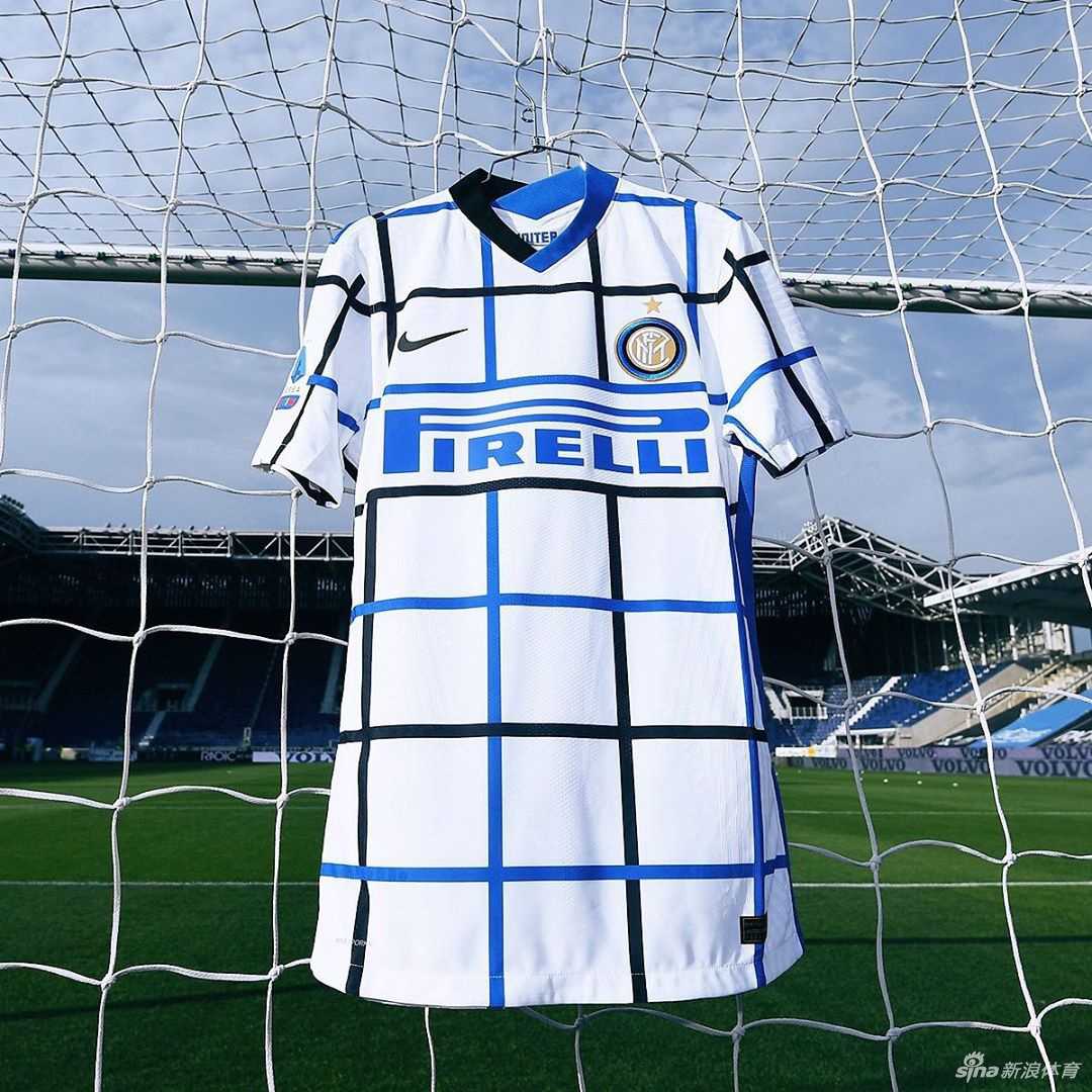 皇家马德里新赛季客场球衣颠覆传统，采用了极为大胆且骚气的纯粉色，搭配简约的深色logo，在绿茵场上必将成为最具回头率的焦点。