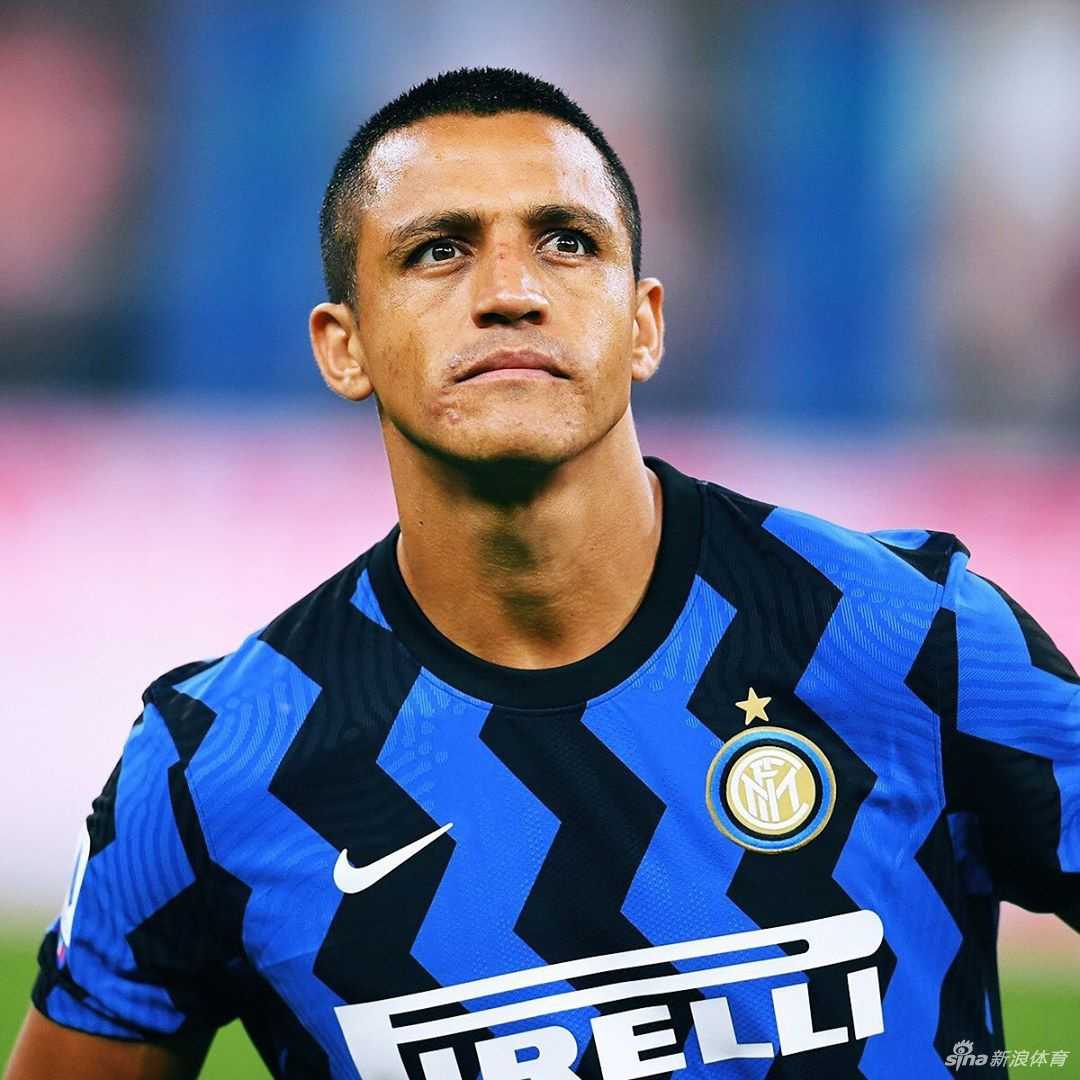 巴塞罗那新赛季球衣迎来历史性变革，首次将标志性的红蓝间条与加泰罗尼亚地区的令旗红黄配色融为一体，这是传统与独立精神的完美碰撞。