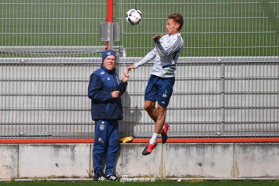 诺伊尔在训练中飞身扑救，神情坚毅，身后的安联球场草坪在阳光照耀下格外翠绿，仿佛预示着即将到来的复苏。