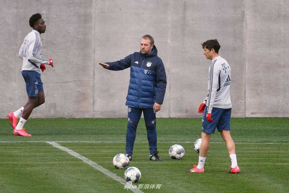 在慕尼黑的春日阳光下，拜仁球员们保持着安全距离，一丝不苟地进行着无球跑动和传接球练习，空旷的看台见证着这段特别的绿茵时光。
