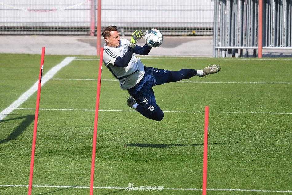 库蒂尼奥在训练中展示细腻的脚下技术，他身边的队友聚勒正全神贯注地观察，每一次触球都是对比赛感觉的悉心维护。